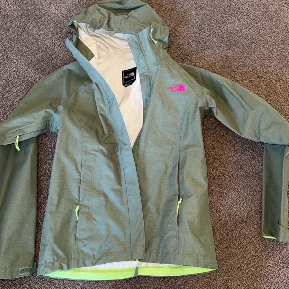 Woman’s north face rain jacket size XS